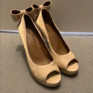 Beautiful golden peep toe shoes